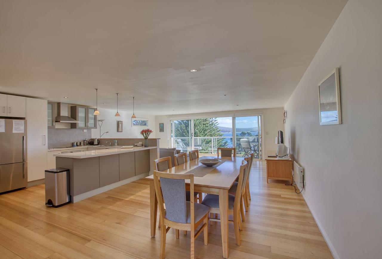Quarterdeck Apartment Binalong Bay エクステリア 写真